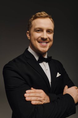 Bu şık papyonlu ve smokinli adam bir stüdyoda tarz ve güven yayıyor..