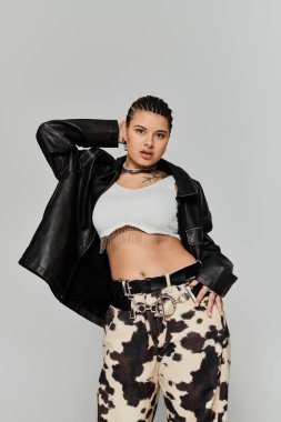 Kendine güvenen bir kadın modaya uygun kıyafetiyle kentli şıklığını sergiliyor.