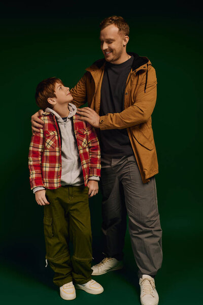 Радостный момент отца и сына демонстрирует их связь в яркой студии..