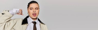 Moda tarzı olan genç bir kadın, kendine güvenerek kendine has moda anlayışı ve karizmasını sergiliyor..