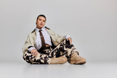 Model, modern bir stüdyoda canlı ve benzersiz moda seçimleri sergiliyor..