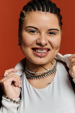 Genç bir kadın moda anlayışını cesur aksesuarlar ve parlak bir ifadeyle sergiliyor..
