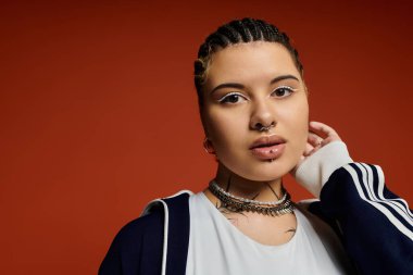 Genç kadın eşsiz moda anlayışını karmaşık detaylar ve kalın aksesuarlarla sergiliyor..