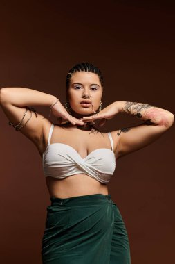 Genç kadın, eşsiz stil ve çarpıcı aksesuarlarıyla cesur moda anlayışını sergiliyor.