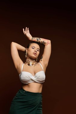 Genç ve şık bir kadın kendine güvenen bir duruş ve güzel aksesuarlarla moda anlayışını sergiliyor..