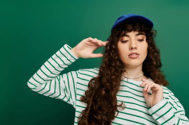 Kıvırcık saçlı duygusal kadın moda anlayışını sergiliyor, gençlik enerjisi saçıyor..