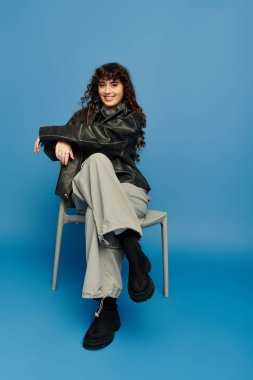 Genç bir kadın moda anlayışını ve duygularını şık ve modaya uygun bir kıyafetle sergiliyor..