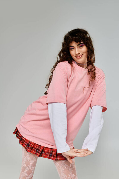 Молодая стильная женщина излучает эмоции в модном наряде.