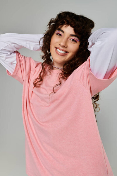 Молодая женщина сияет уверенностью в своем стильном наряде.