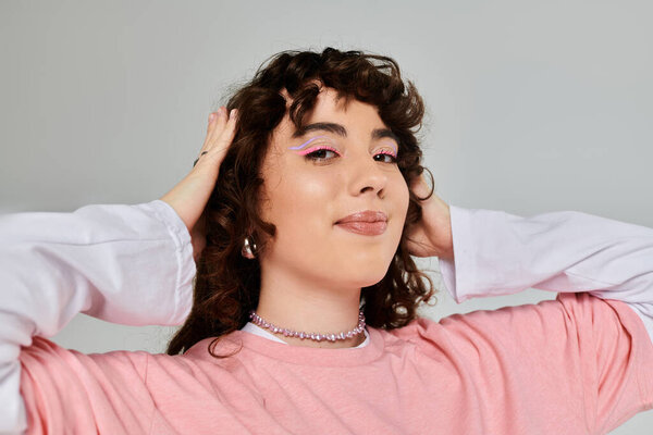 Молодая модная женщина с вьющимися волосами создает яркую атмосферу со своим уникальным стилем.