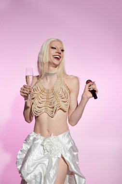 Büyüleyici bir travesti içki içerken kalabalığı büyülüyor..