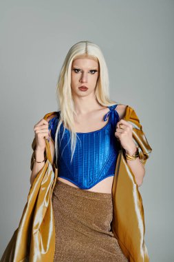 Şık genç travesti, yetenekli çağdaş bir şehir ortamında moda giysiler sergiliyor..