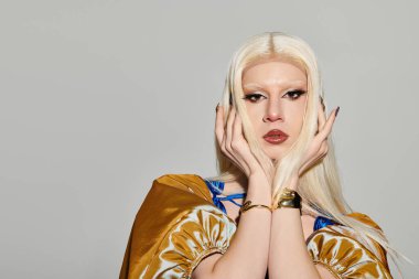 Şık genç bir travesti enerjik bir moda ve kendine güvenle cesur bir ifade sergiliyor..