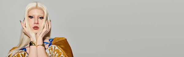 Уверенная королева драга демонстрирует потрясающий стиль и уникальную индивидуальность в триумфальной обстановке.