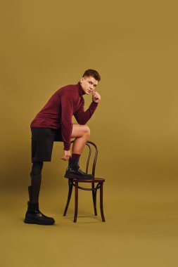 Modayı takip eden genç bir adam protez bacağını göstererek modaya uygun bir şekilde poz verir..