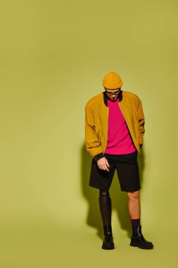 Genç adam kendine güvenerek şık kıyafetini ve protez bacağını gösteriyor..