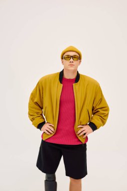 Protez bacaklı, modaya uygun bir şekilde poz veren şık bir genç adam..