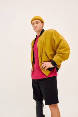 Genç adam modaya uygun bir şekilde poz veriyor, protez bacağını zarafetle vurguluyor..