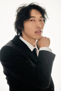 Modayı takip eden genç adam modern moda ve kendine güveni şık bir duruş ve büyüleyici bakışla sergiliyor..