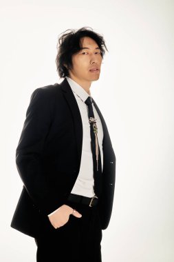 Şık, genç bir Asyalı kendine güvenen ve modasını sergileyen bir adam..