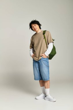 Moda ileri görüşlü genç adam, gündelik kıyafetlerle modern şehir tarzını ifade ediyor..