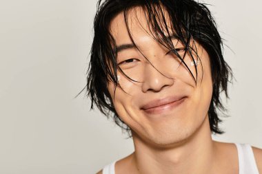 Genç adam cazibesini şık bir görünüş ile yansıtıyor. Gençlik enerjisi ve kendine güveni sergiliyor..