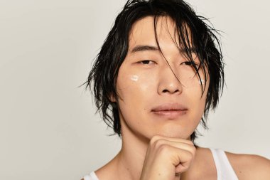 Modern bir iç mekan ortamında kendine güveni ve cazibesi olan şık bir genç..