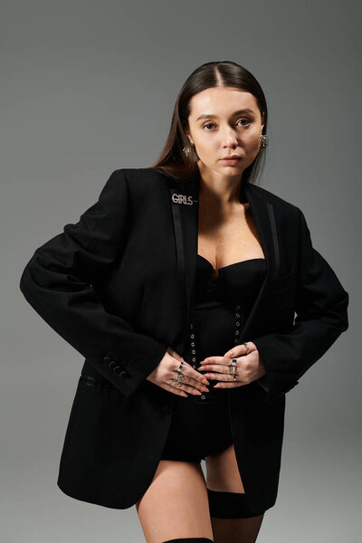 Красивая молодая гимнастка демонстрирует элегантность и гибкость, одетая в модный наряд со вкусом.