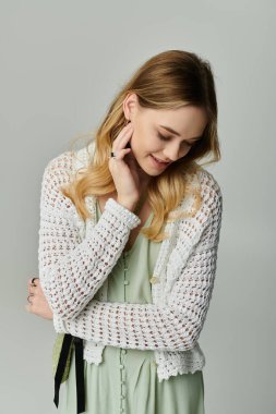 Parlak ve neşeli genç bir kadın büyüleyici bir gülümsemeyle moda olan bahar modasını sergiliyor..