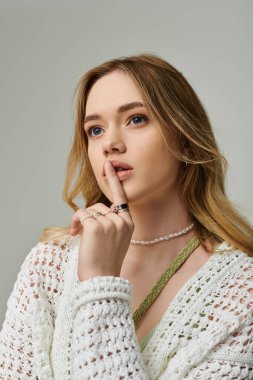 Şık bir güzellik, neşeli bir poz verir. İlkbahar havası ve gençlik cazibesi..