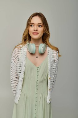 Şık giyinmiş genç bir kadın ışıl ışıl gülümsemesiyle bahar havası yayar..