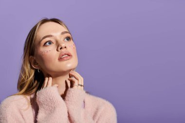 Şık görünümlü genç bir kadın zarif bir poz veriyor, kendine has tarzını canlı bir ortamda sergiliyor..