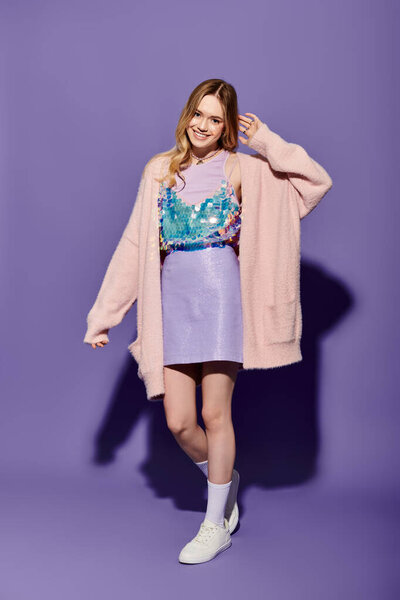 Стильная молодая женщина позирует в красочном ансамбле, подчеркивающем весенние модные тенденции..