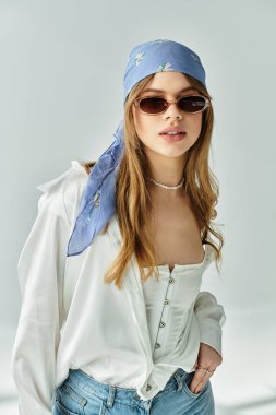 Şık genç bir kadın, canlı ve modaya uygun bir stüdyoda bahar modelliği yapıyor..