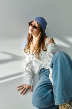 Şık, genç bir kadın bahar kıyafetiyle kaygısız bir anın tadını çıkarıyor, gençlik saçıyor..