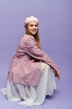 Genç bir kadın, neşe dolu canlı bir stüdyoda şık kıyafetleriyle bahar havasını somutlaştırıyor..