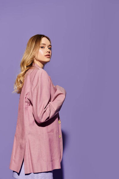 Модная молодая женщина элегантно позирует в стильном весеннем наряде, излучая уверенность и очарование.