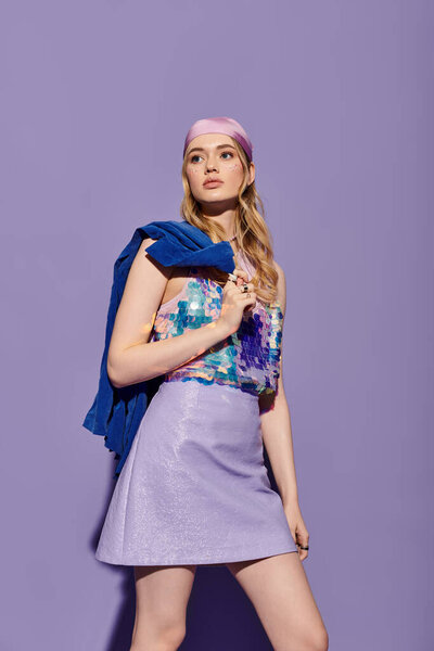 Молодая женщина в ярком весеннем наряде излучает уверенность в яркой обстановке.