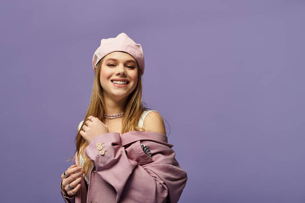 Веселая женщина демонстрирует свой стильный весенний наряд на ярком фиолетовом фоне.