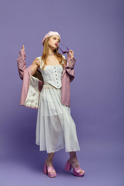 Молодая женщина в модном наряде излучает радостные весенние вибрации и уверенность в студии.