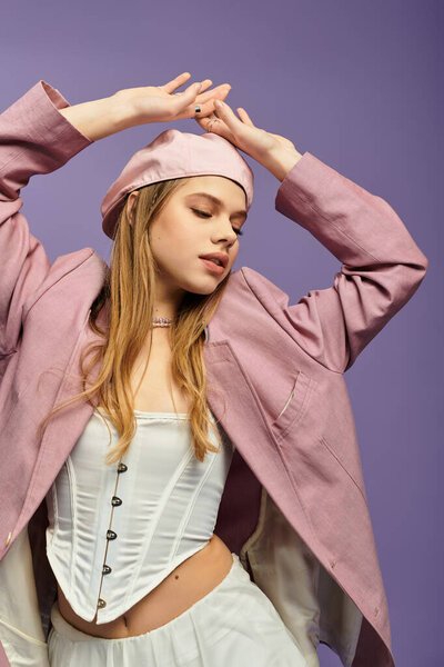 Молодая женщина излучает энергию в шикарном весеннем наряде на фиолетовом фоне.