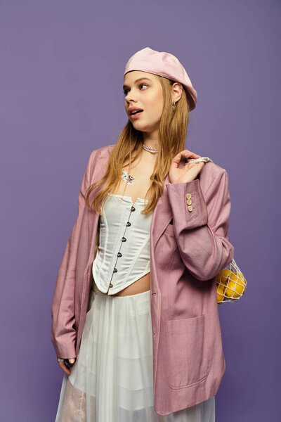 Молодая женщина демонстрирует шикарный весенний наряд на фиолетовом фоне, отражающий молодую энергию.