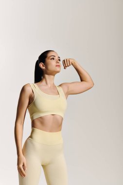 Enerjik genç kadın spor ve spor faaliyetlerini içeriden desteklerken gücünü gösteriyor.