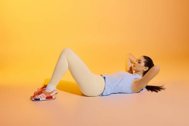 Genç bir kadın canlı bir pastel arka plana karşı mekik çekiyor..