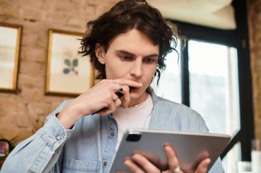 Tarz sahibi genç bir adam, rahat bir kafede derin düşüncelere dalmış, boş zamanlarının tadını çıkarıyor..