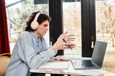 Şık bir genç adam, fikirleri güneşli ve ilham verici bir kafede tartışır..