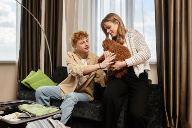 İki genç aşık rahatlar ve kabarık eşleriyle bir otel odasında keyifli bir anı paylaşırlar..