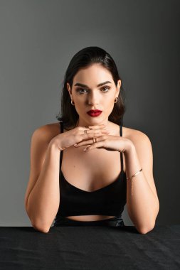 Çekici özellikleri olan genç bir kadın büyüleyici güzelliğini sergiliyor..