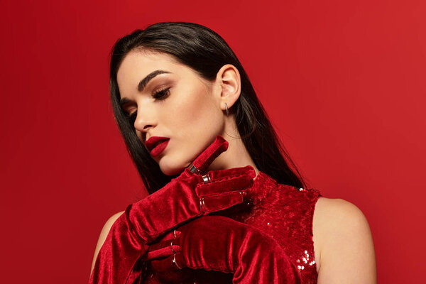 В яркой студии молодая женщина с каштановыми волосами демонстрирует свою красоту и стиль.