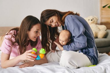 İki sevecen anne, anneler gününde bebekleriyle oynaşıp kaynaşıyorlar..